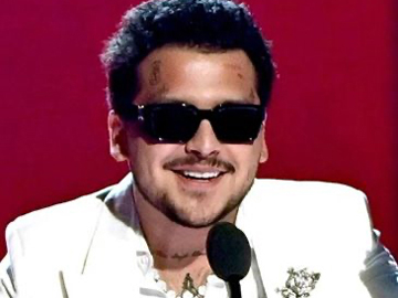 Christian Nodal recibe el Premio Evolución Extraordinaria